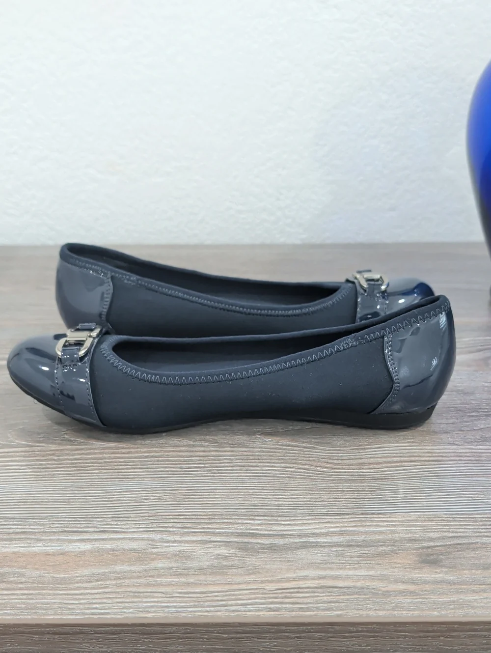 New AK Anne Klein iFlex AURORA Navy Blue Toe Cap Horsebit Ballet Flats Shoes 7.5